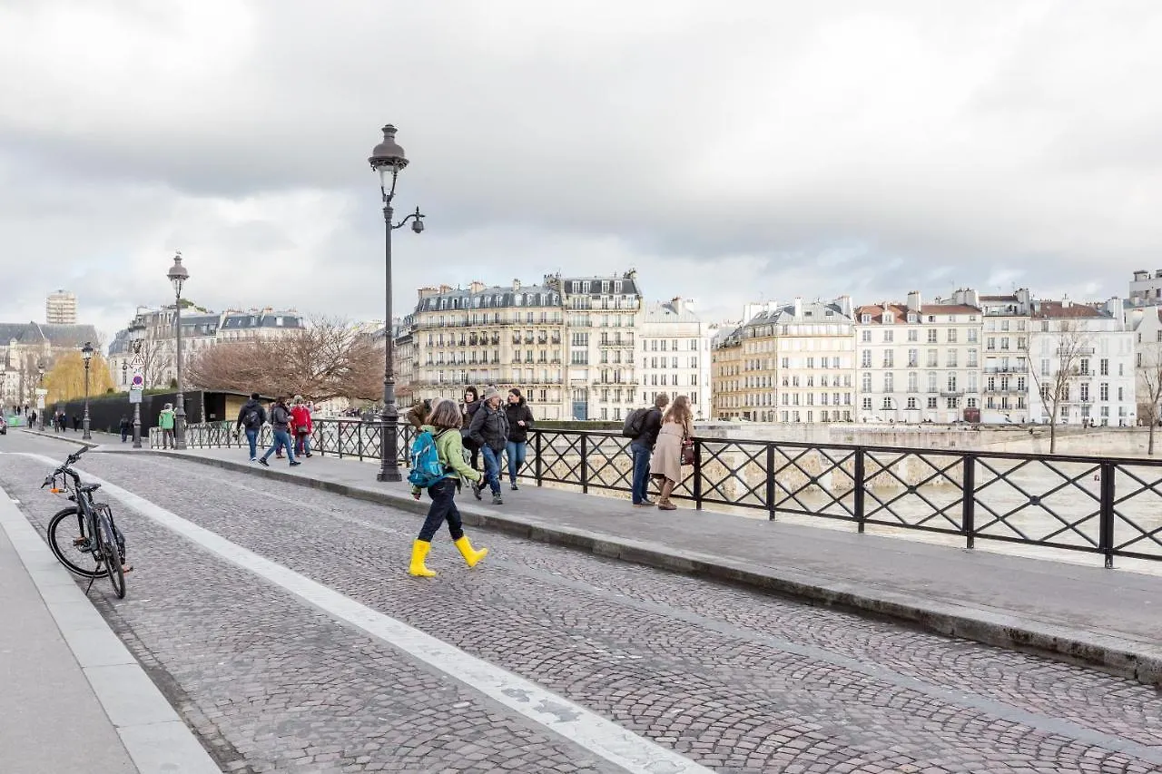 Veeve - Quai Aux Fleurs Apartment contacts